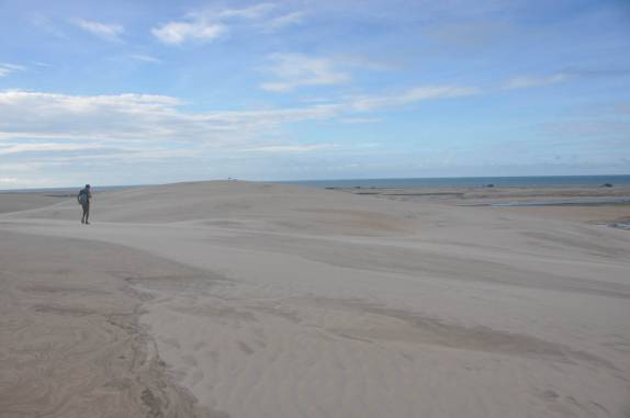 Atravessando as dunas para se chegar na Duna do Funil, em Tatajuba - CE
